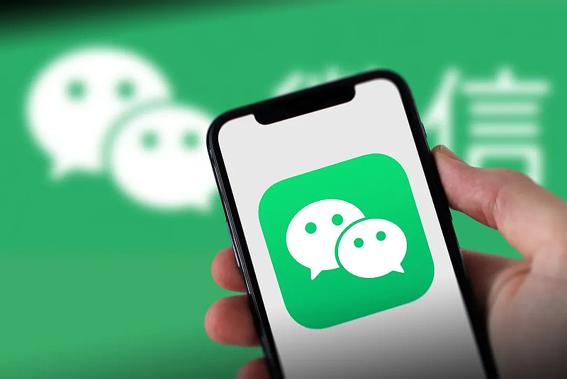 老牌歌手演唱会突发意外，升降台故障险些跌落